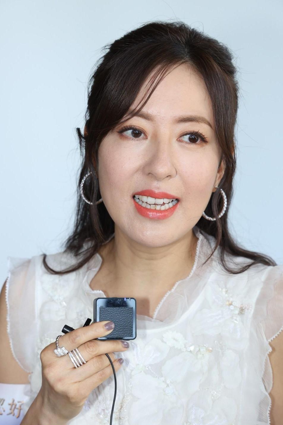 唐诗咏:与梁洛施陈伶俐闺蜜情缘 唐诗咏在hoytv新节目《英国边忽好》