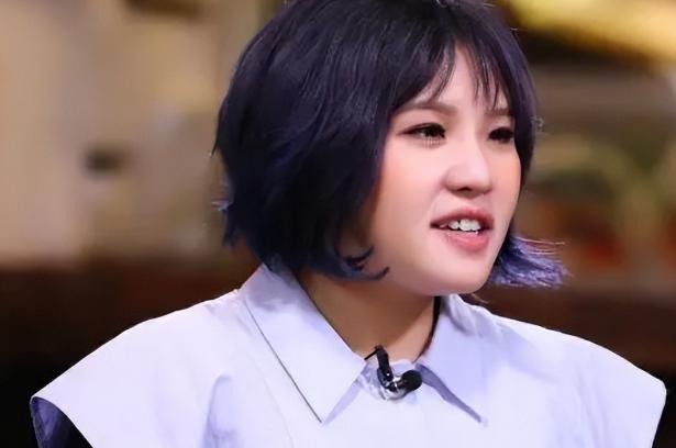 一人扛起家庭重担,娱乐圈中的真实力量 谢依霖,一位在娱乐圈中活跃的