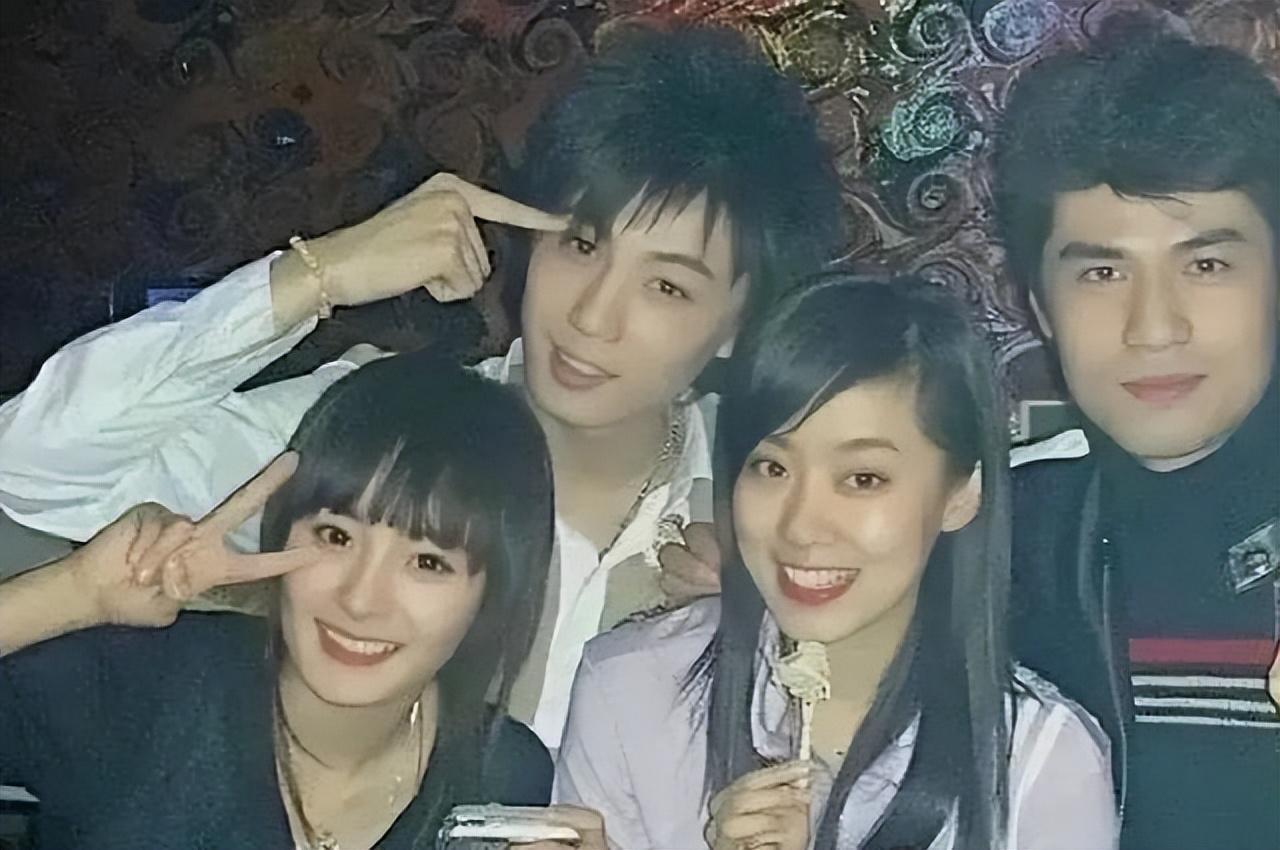 杨幂张小斐聚餐,两人曾是大学室友 杨幂和张小斐是大学同窗,关系十分