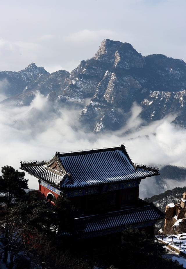在中国,就有四大佛光奇观,让人大饱眼福 峨眉山:万佛顶的仙境 站在