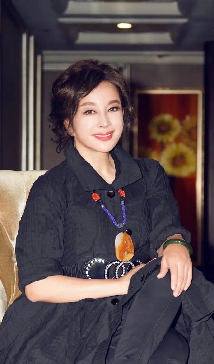 陈冲和刘晓庆长得有多相像 陈冲和刘晓庆年轻时长相相似,两人的身材