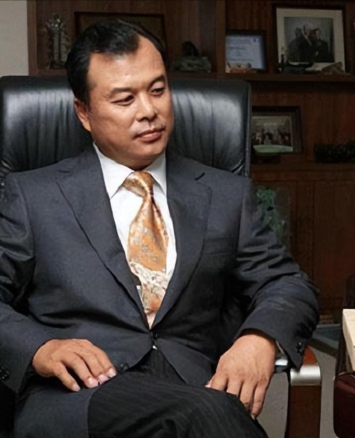 王志才:亿万富豪的销声匿迹 王志才,一位京城地产界的传奇人物,曾经的