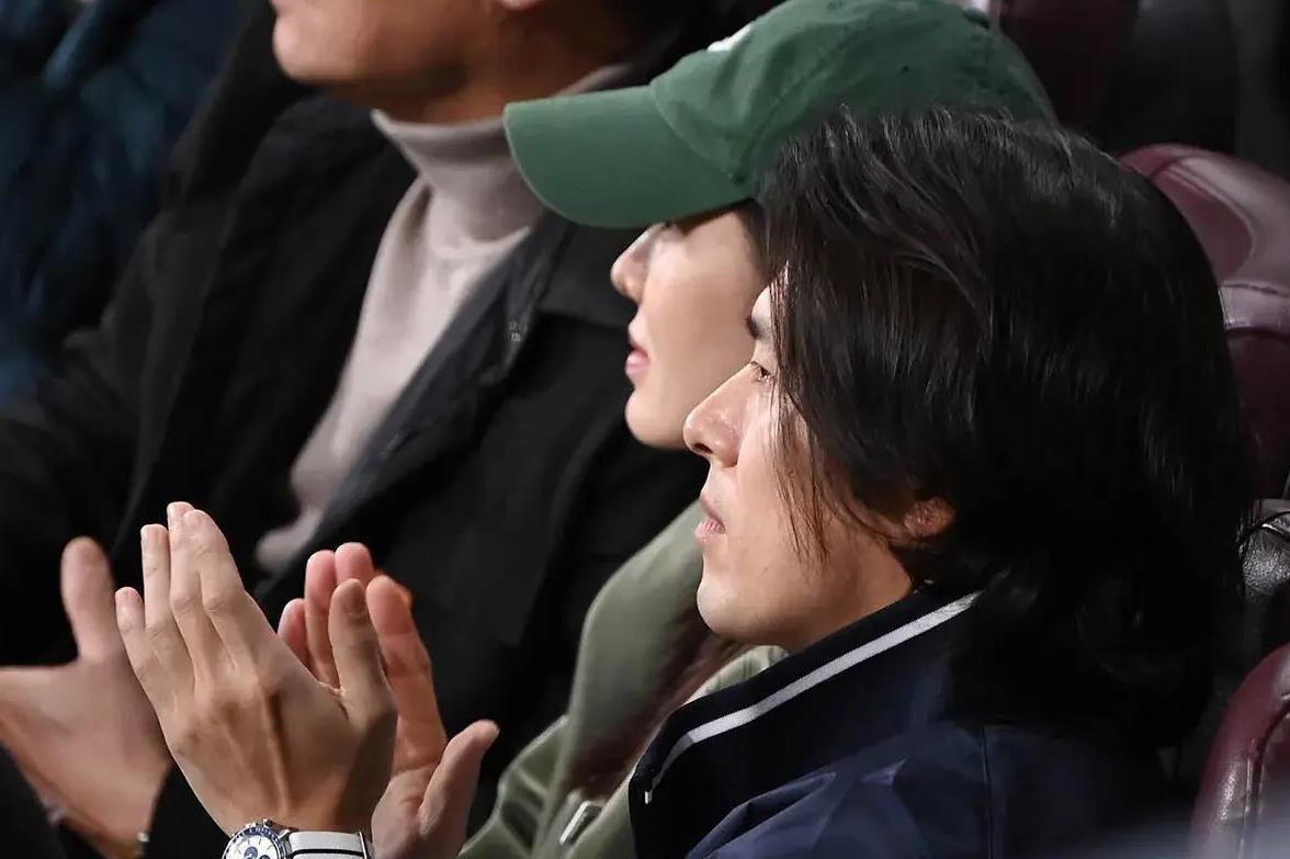 玄彬孙艺珍与孔刘李栋旭一起看棒球赛 mlb棒球赛在首尔举行,孔刘,李栋