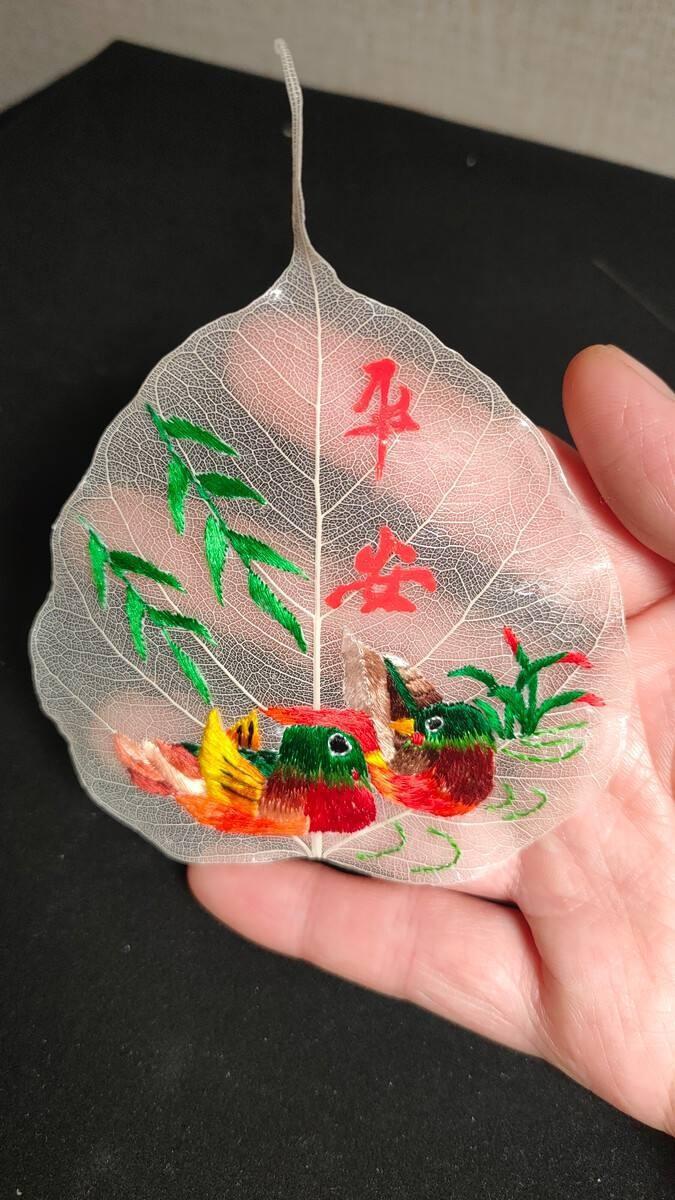 杨丽,一个来自贵州的苗族女孩,将普通的树叶叶脉绣成精美的艺术品