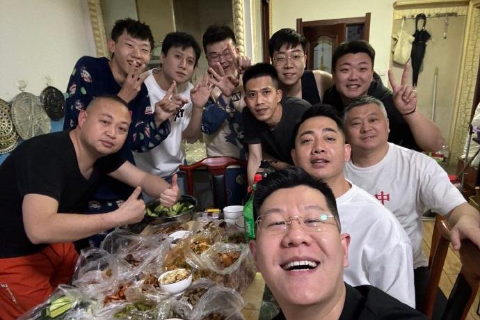 德云三队聚餐:章九徕生日庆祝,生活感满满 德云三队聚餐照被公开,气氛