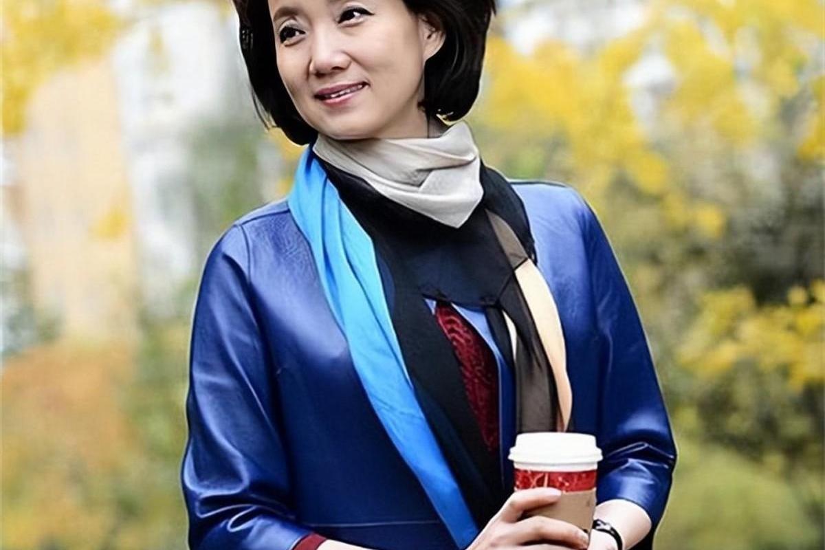 央视传奇主播,求学三落榜,二婚嫁大10岁老公 李修平是央视《新闻联播