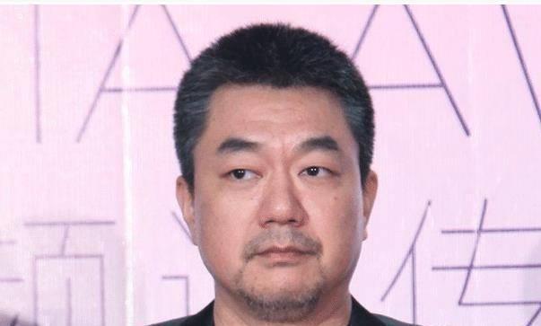 董勇:警察专业户的影视辉煌与现实中的好男人形象 董勇,一个名字在