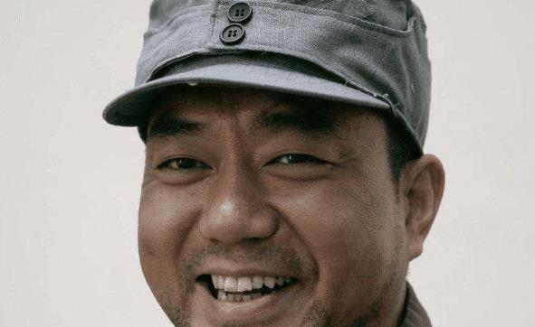 董勇:警察专业户的影视辉煌与现实中的好男人形象 董勇,一个名字在