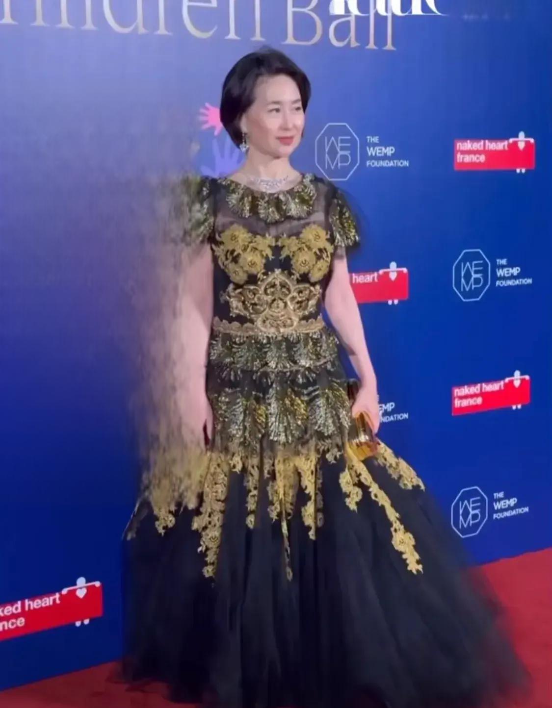 爱与关怀的彩虹 何超琼,水果娜,吴千语等明星出席香港慈善晚宴,共同
