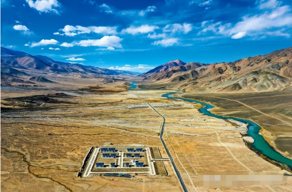 守护天堑之南:典角村的传奇 典角村,位于西藏阿里地区噶尔县,是一个