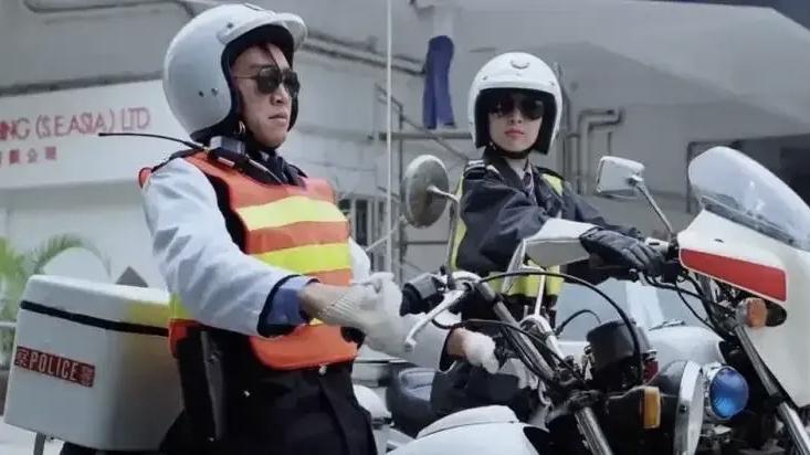逃学威龙2》:神秘女交警 逃学威龙2》中的神秘女交警,虽然只是短暂