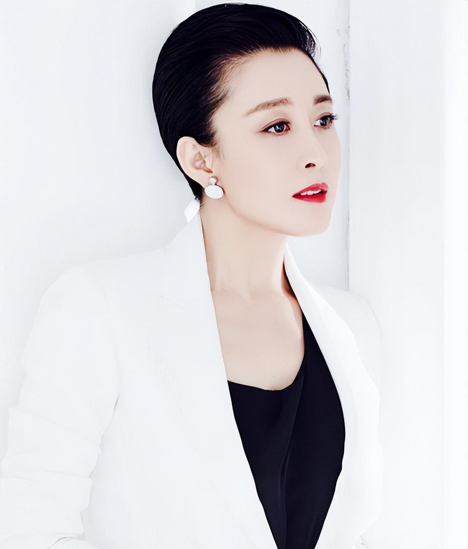 赵倩:30年演艺路 赵倩是一位演技出众的演员,出道30年零绯闻,嫁小丈夫