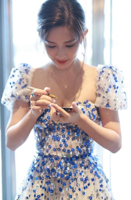 孟子义的身材进化史 孟子义,这位95后女演员,以其堪称完美的身材曲线