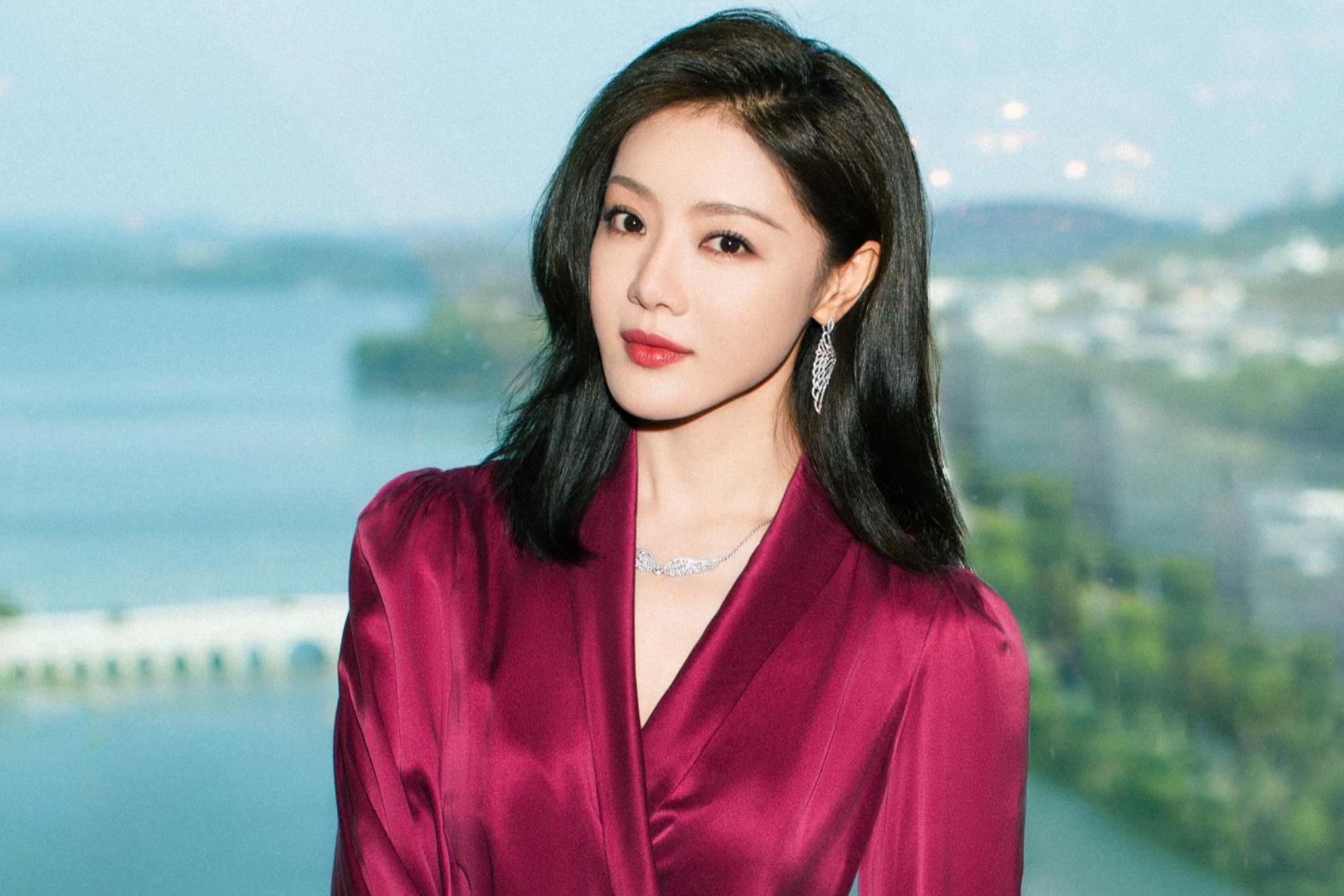 邓家佳:离婚5年,如今反而更红了 邓家佳,80后女演员,因《爱情公寓》