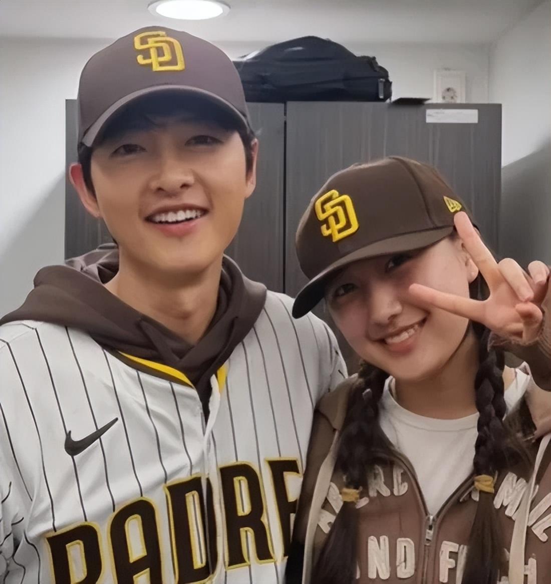 宋仲基见到11年前小女孩,她已成为演员 11年前,宋仲基在医院偶遇了7岁