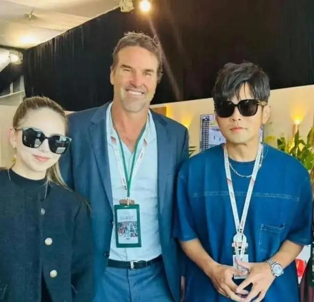 周杰伦没胡子又瘦又帅 昆凌与周杰伦夫妻俩参加活动,周董没胡子又瘦又