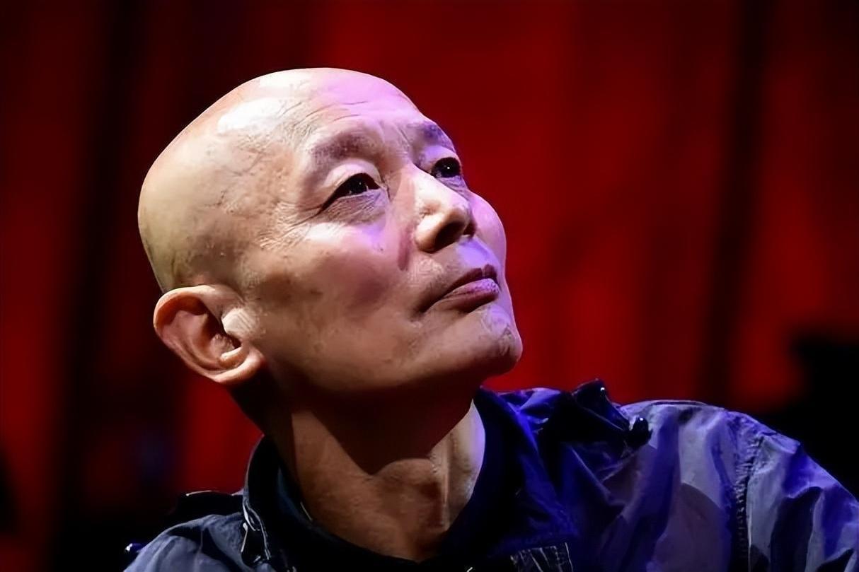 葛优:丁克之选择与家庭遗憾 葛优,这位在事业上备受尊敬的喜剧艺术家