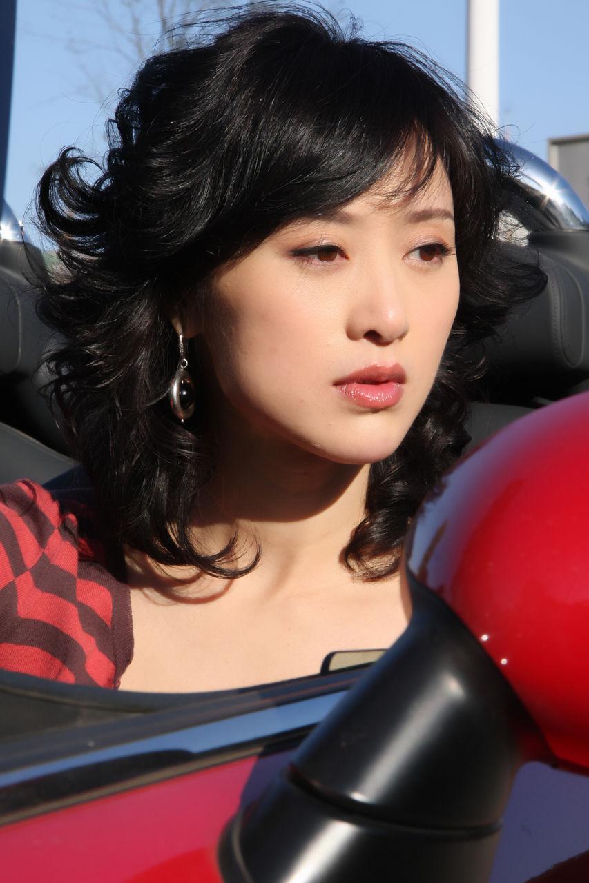 白珊:演艺之路的坚韧与温情,挑战与荣耀 白珊,一个