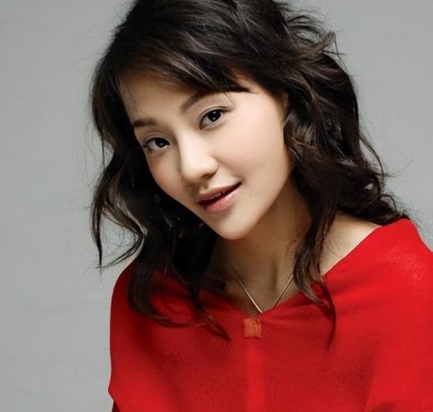潘星谊:绝代佳人 潘星谊是一位拥有才华和品德的杰出女性,她的人生曾