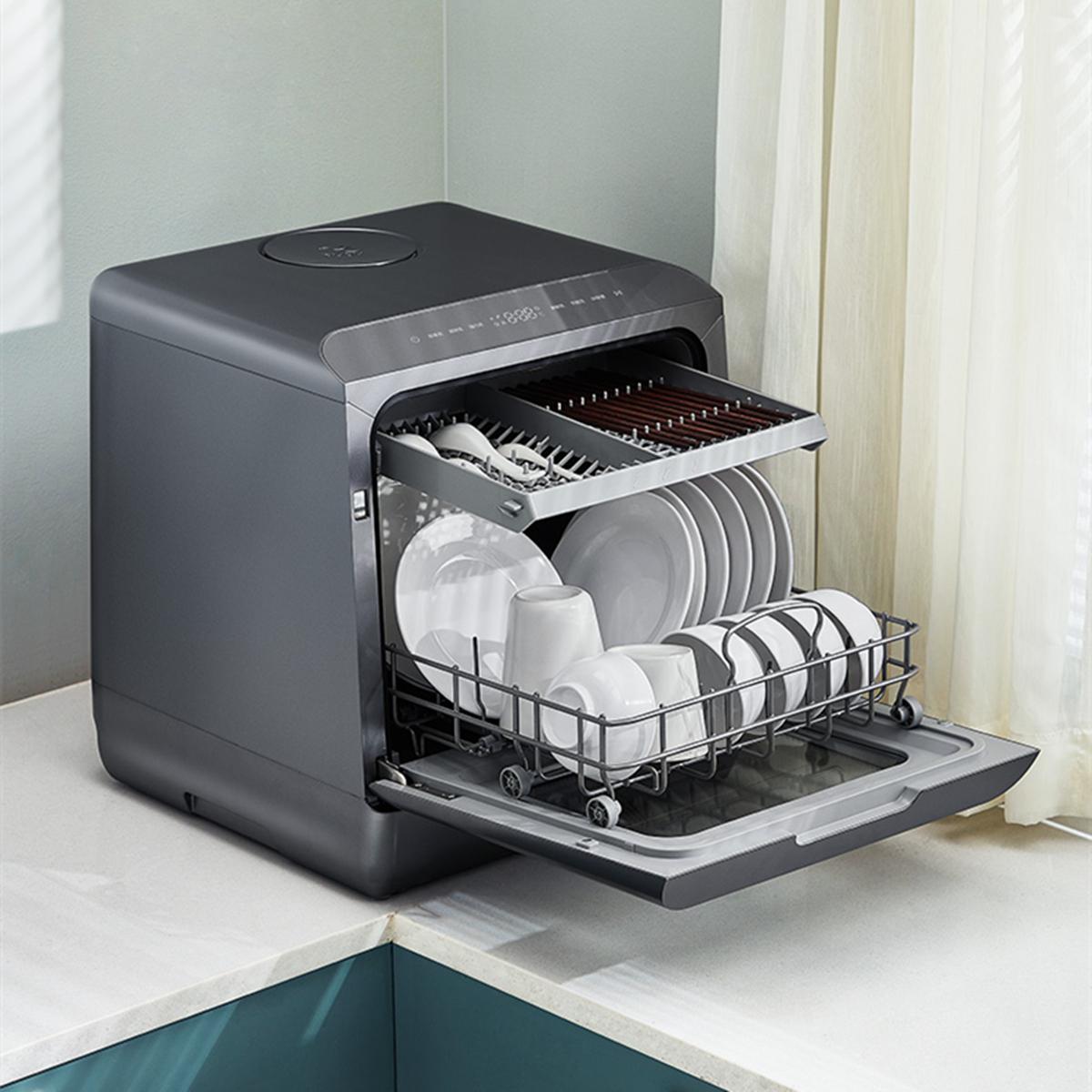 洗碗机:现代厨房的明星 洗碗机不仅改变了我们清洁餐具的方式,更是引