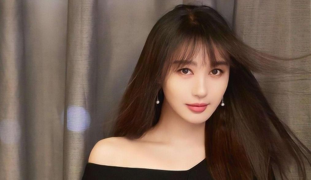 之路的挑战与机遇 近期,娱乐圈焦点集中在了年轻女演员李菲儿的失误上