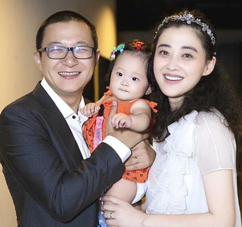 梅婷:演艺圈的宠儿 梅婷出生于南京,自幼展现出天生丽质的资质,肌肤