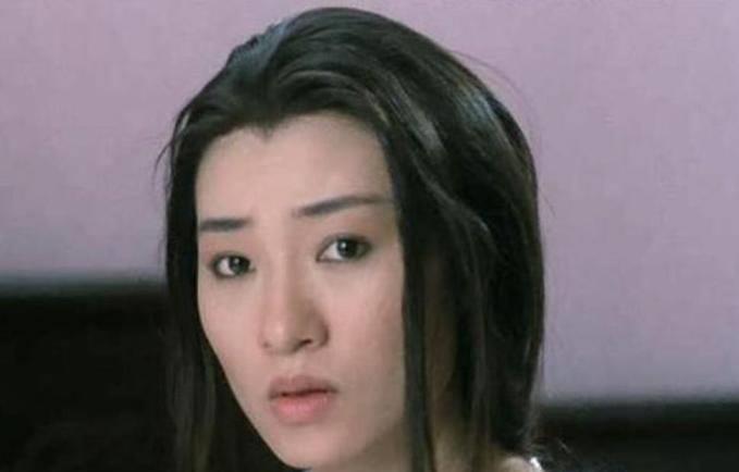 抑郁症背后的真实困扰 王小凤是一位香港鬼后演员,以在香港幻灵僵尸