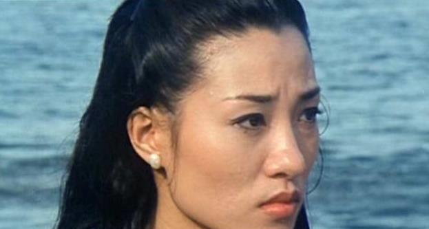 抑郁症背后的真实困扰 王小凤是一位香港鬼后演员,以在香港幻灵僵尸