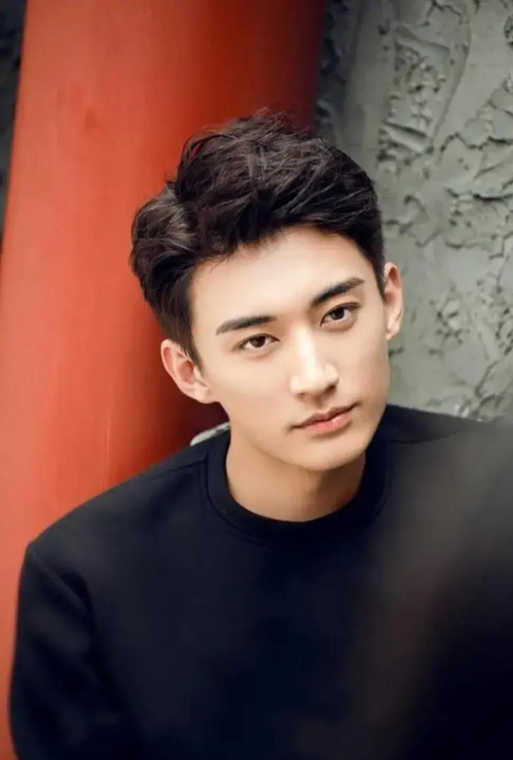 刘学义:演艺生涯回顾 刘学义,一位来自中国山东的男演员,从17岁开始