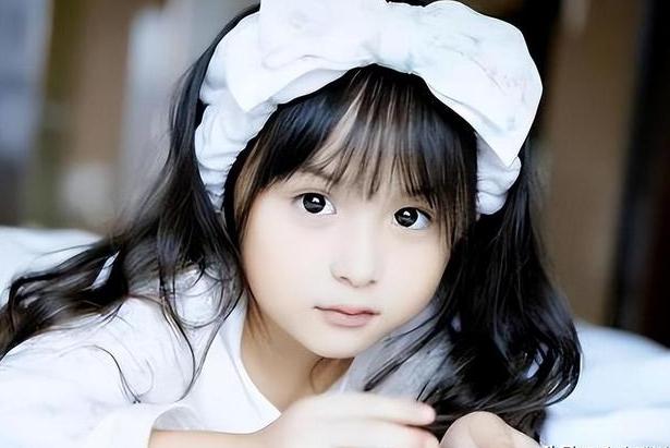 刘楚恬:童星之路的蜕变与未来挑战 刘楚恬,2009年出生的她,以童星身份