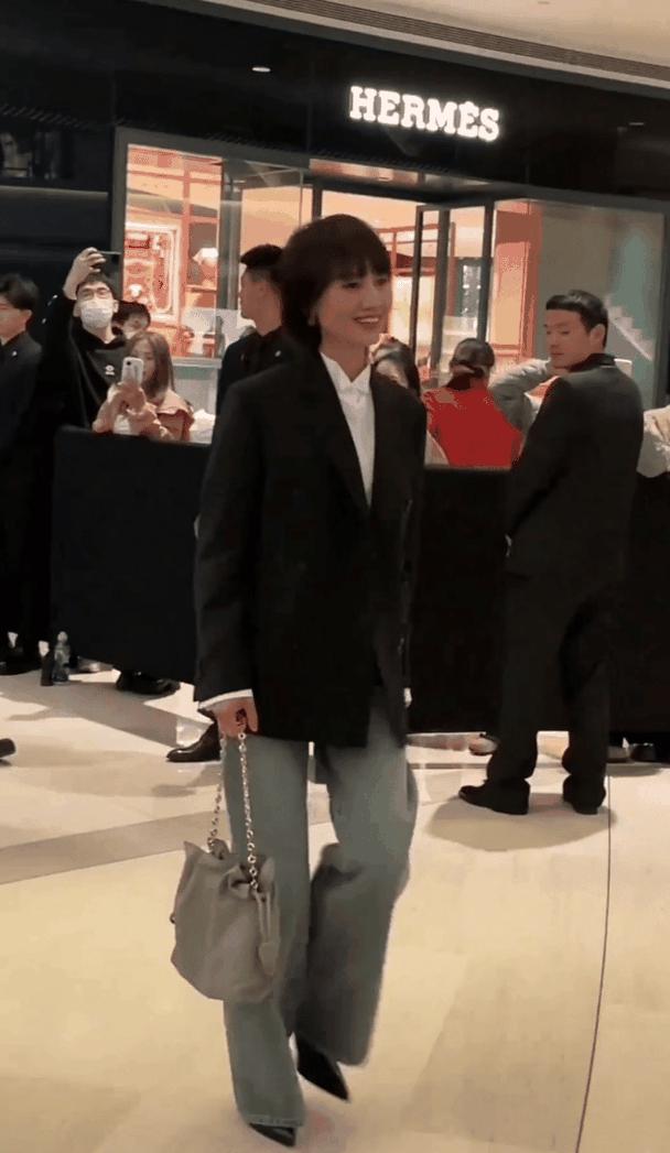 低调时尚的实力派演员 袁泉亮相上海活动,一身简约的西服搭配牛仔裤