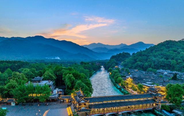 都江堰市:从默默无闻到全球焦点 都江堰市,位于四川盆地西部,是成都