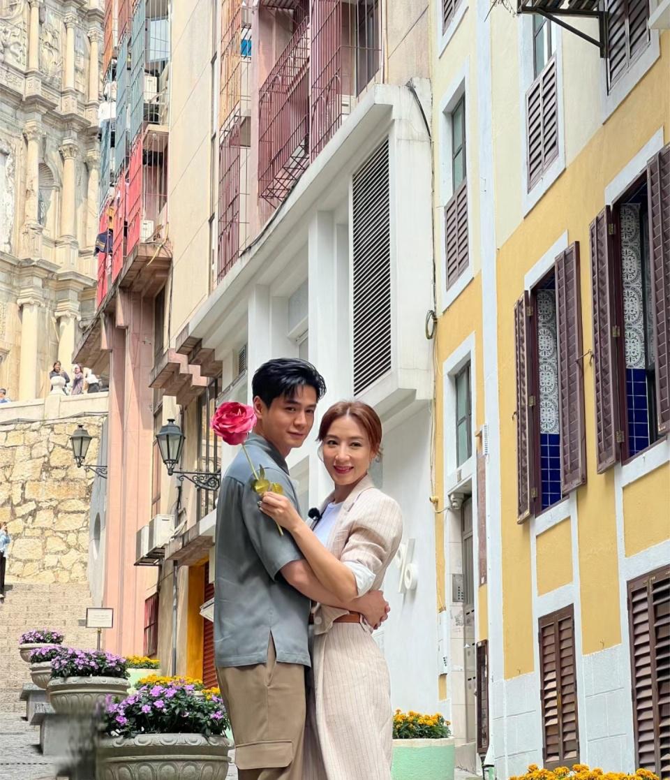 罗仲谦杨怡夫妻俩手牵手拍综艺 tvb男艺人罗仲谦和太太杨怡夫妻俩难得