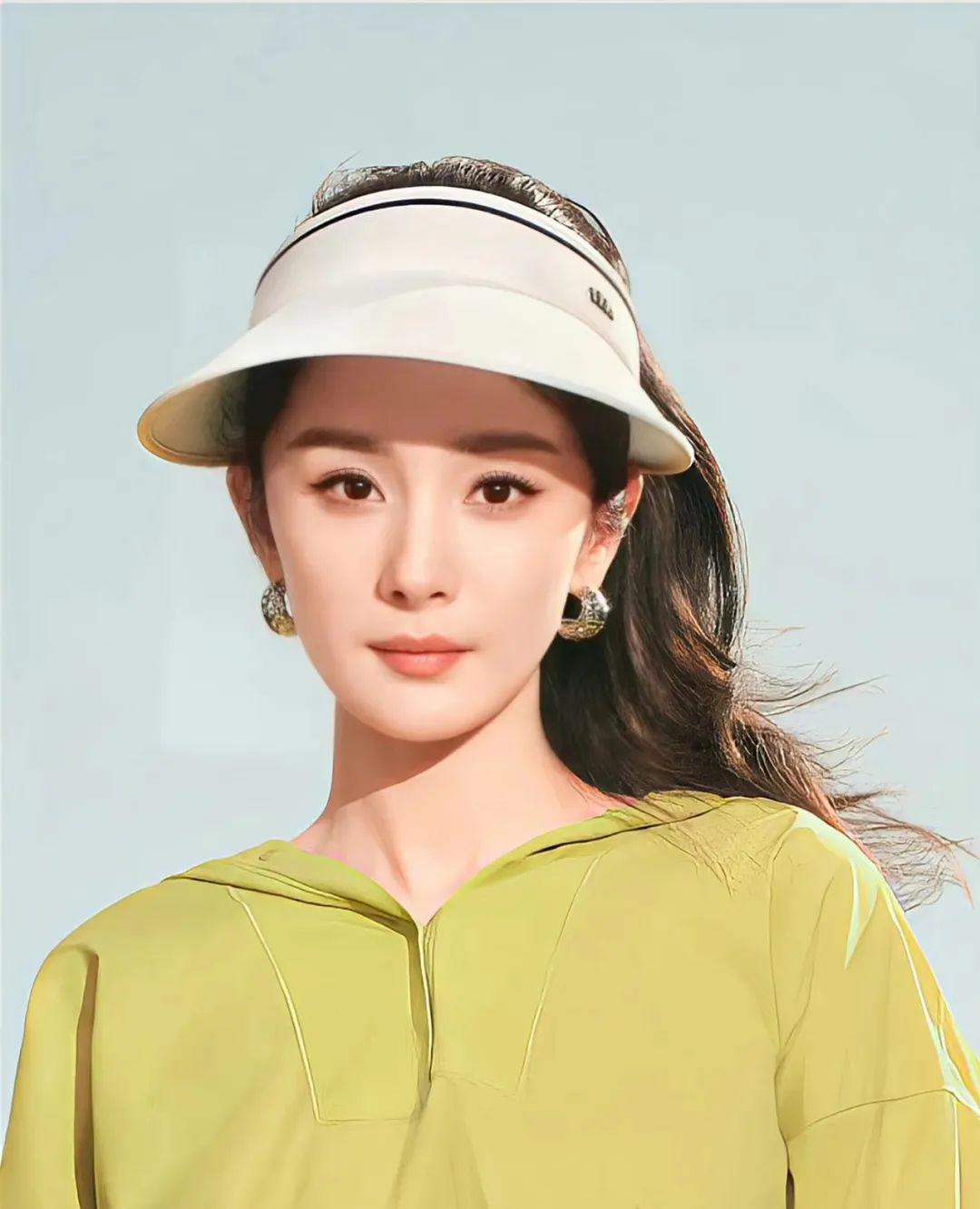 杨幂的高马尾运动风造型,展现了她青春活力的一面,凸显了她的时尚