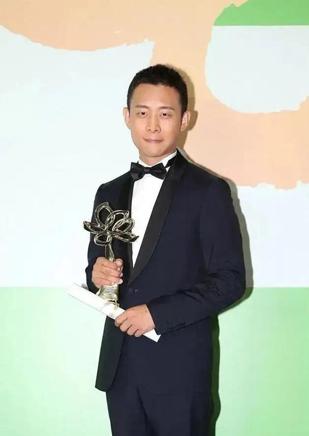 张译演技再创高峰 备受瞩目的电影《一秒钟》中,张译凭借敬业精神和