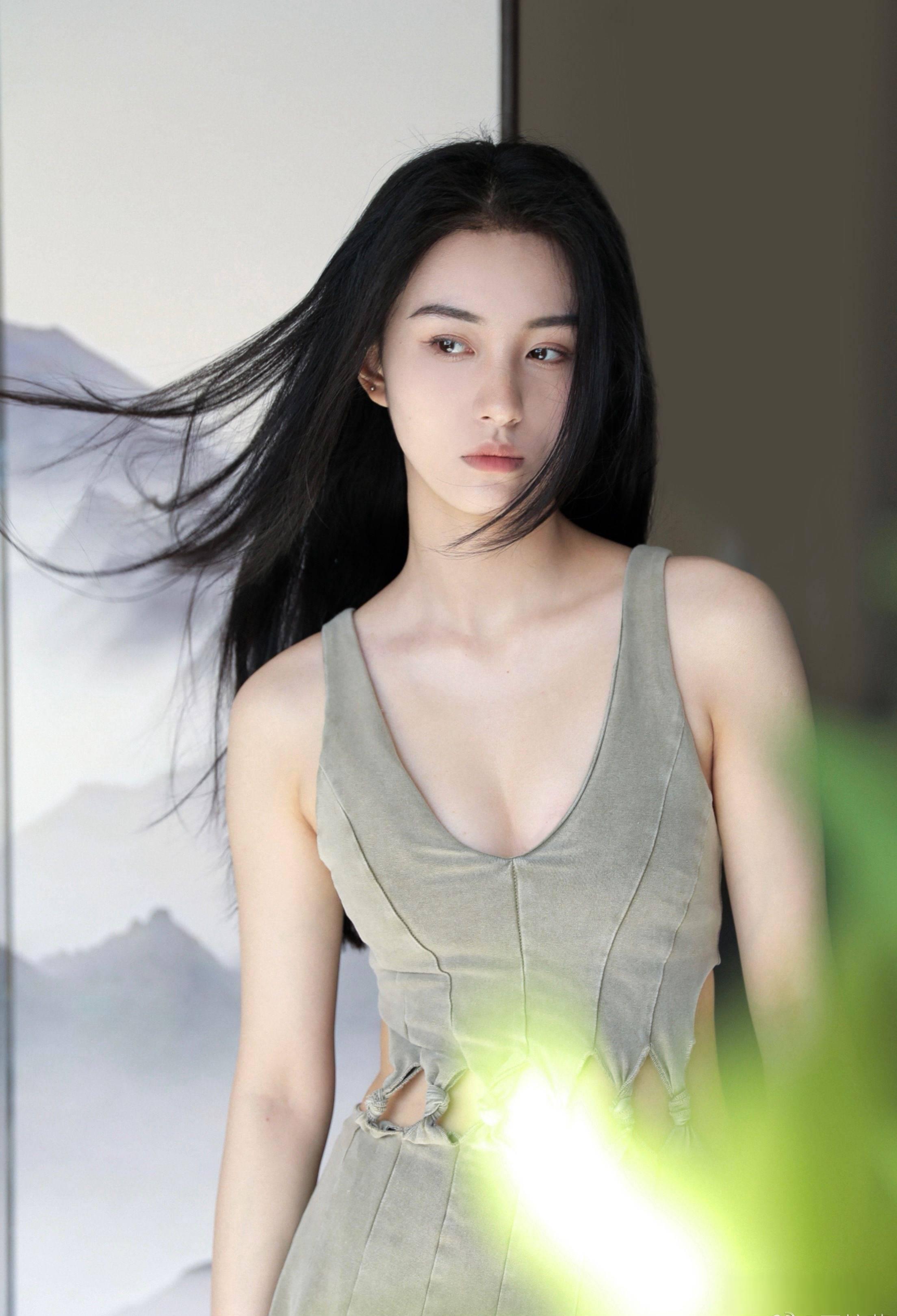 王梓莼:颜值璀璨如繁星,才华实力更胜一筹 王梓莼,这位在娱乐圈中独树