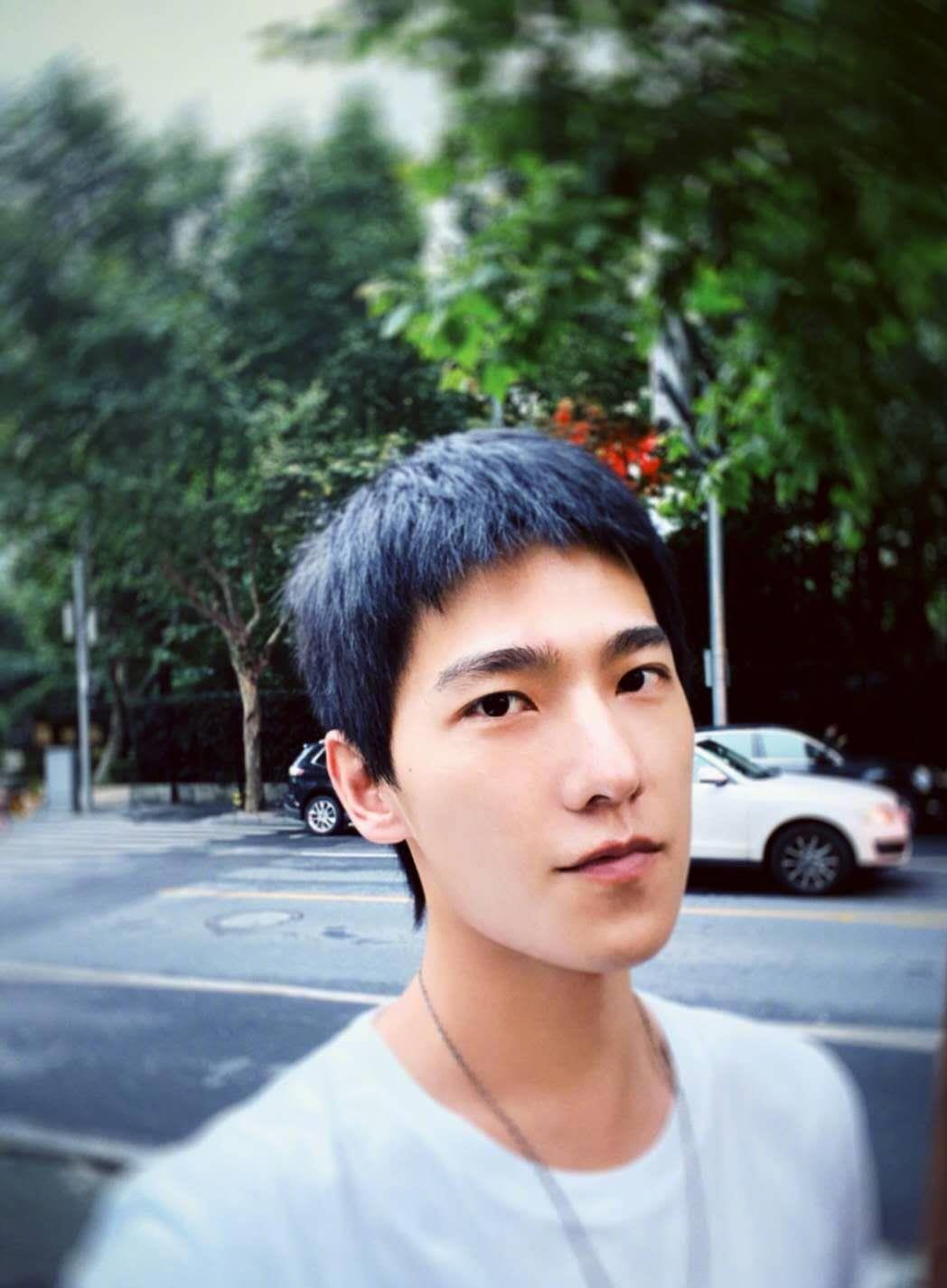 杨洋久违发自拍,粉丝期待长发顺毛 杨洋在个人社交账号上发自拍,表示