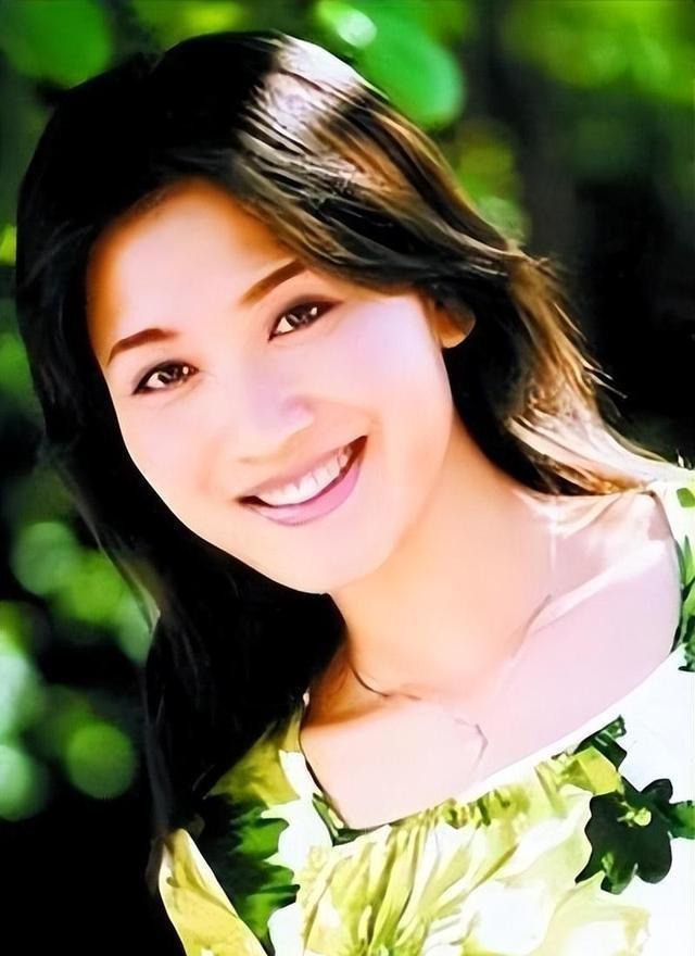 潘雨辰:离婚后的坚韧与重生 潘雨辰,一位曾在演艺圈崭露头角的演员,却