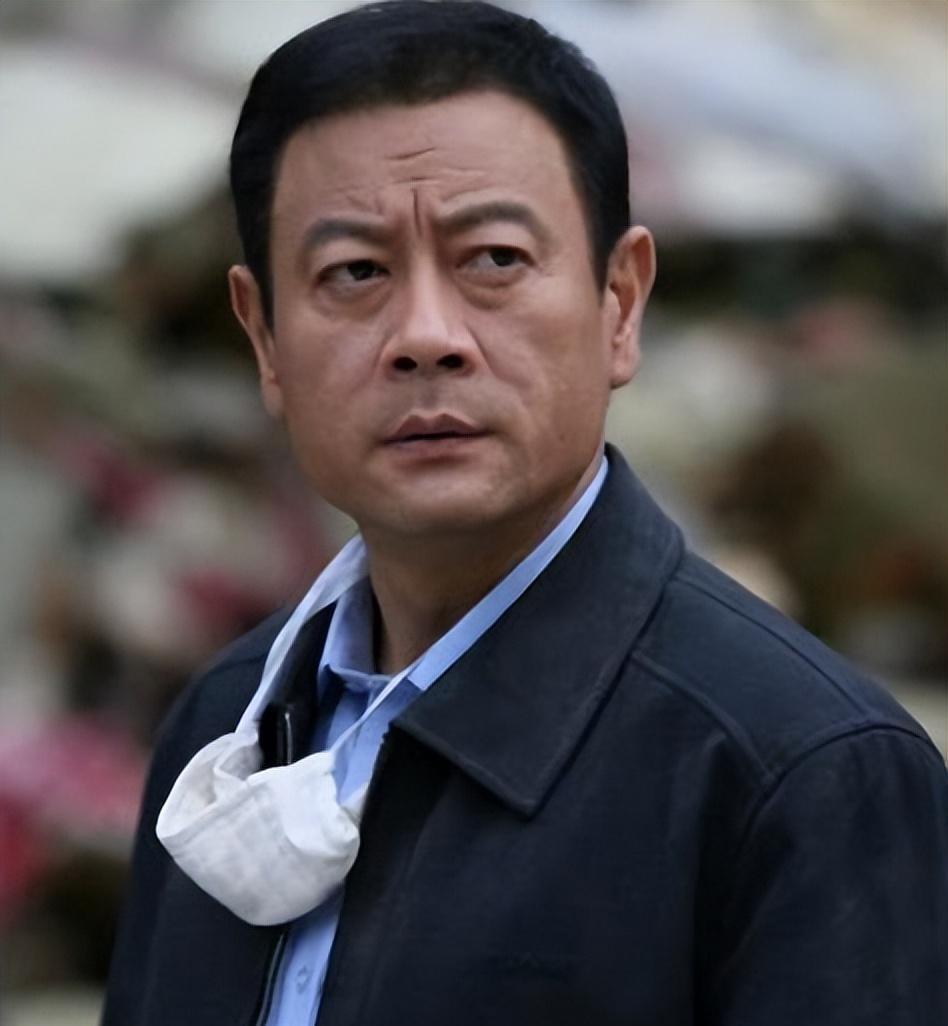 娱乐圈中的知己伴侣,共度20载风雨 巫刚,这位出道40年的资深演员,以其