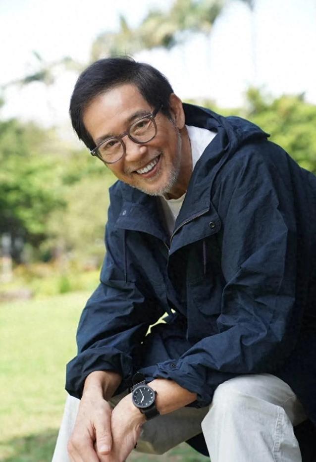 秦汉78岁复出拍电视剧《忘了我记得》,疑为角色刻意扮老,他选择在台湾