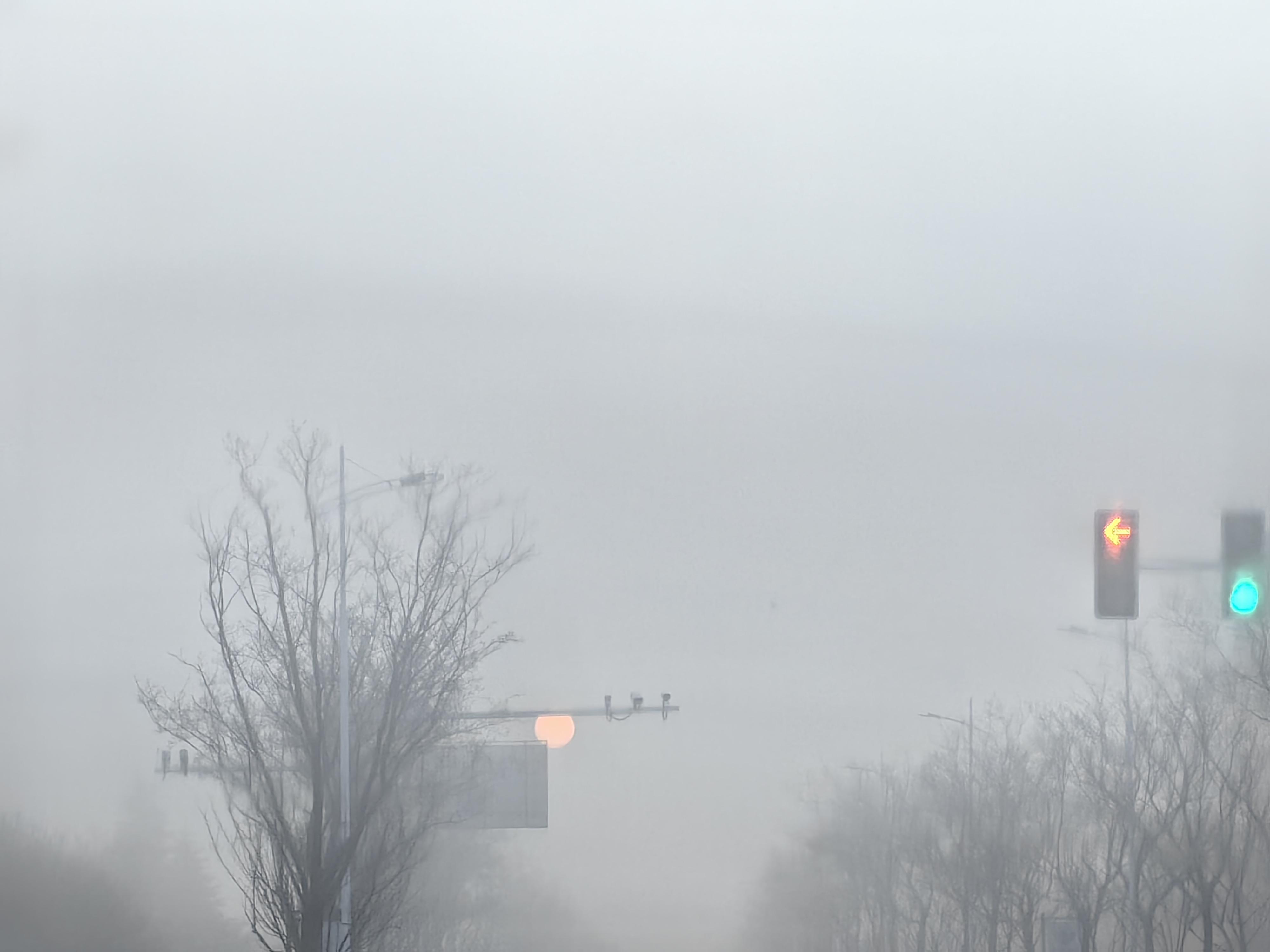 楼台烟雾缭绕中,待红日初升,雾气自然散去.