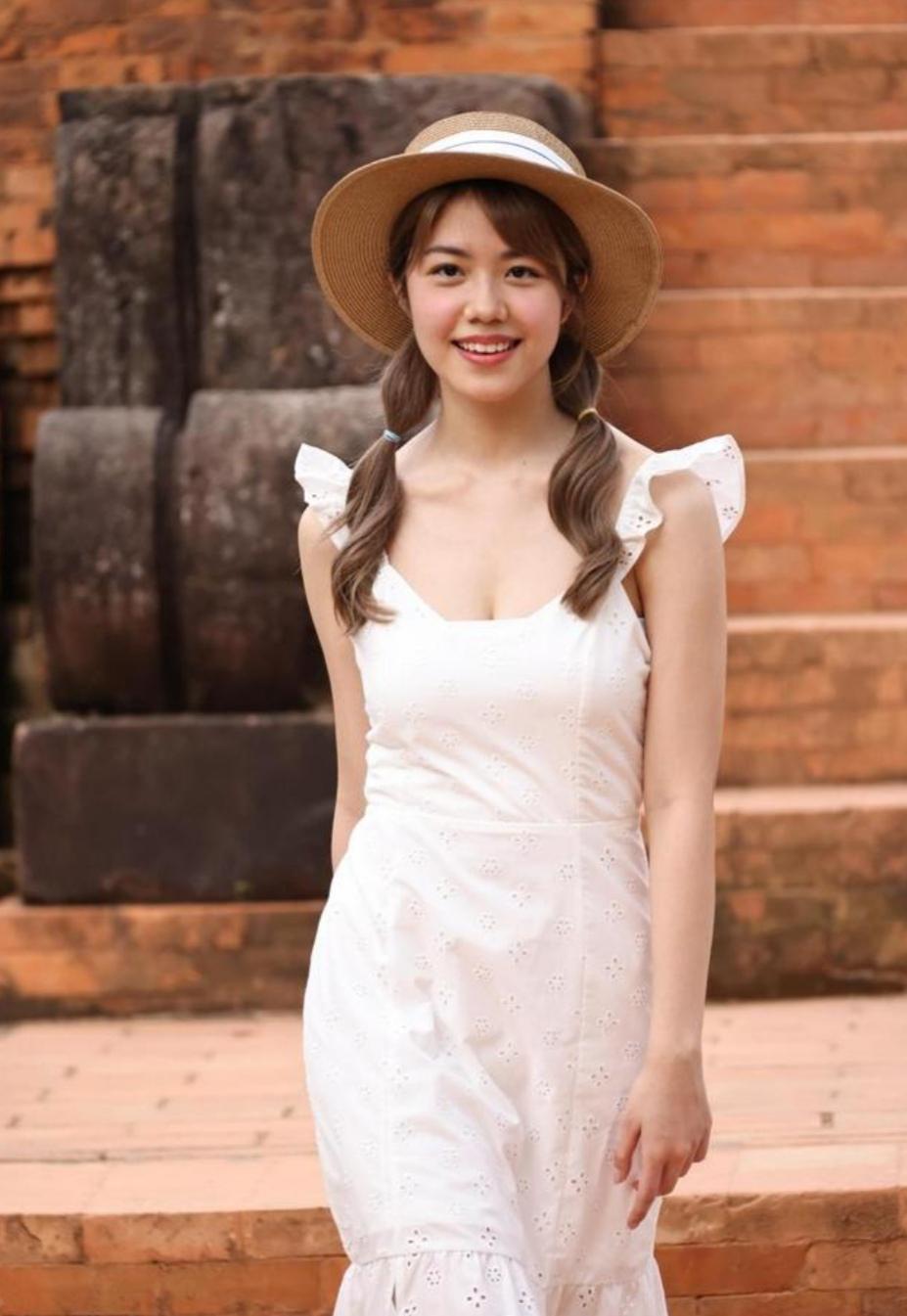 庄子璇获港姐冠军,才貌双全成典范 庄子璇在香港选美大赛中获得冠军