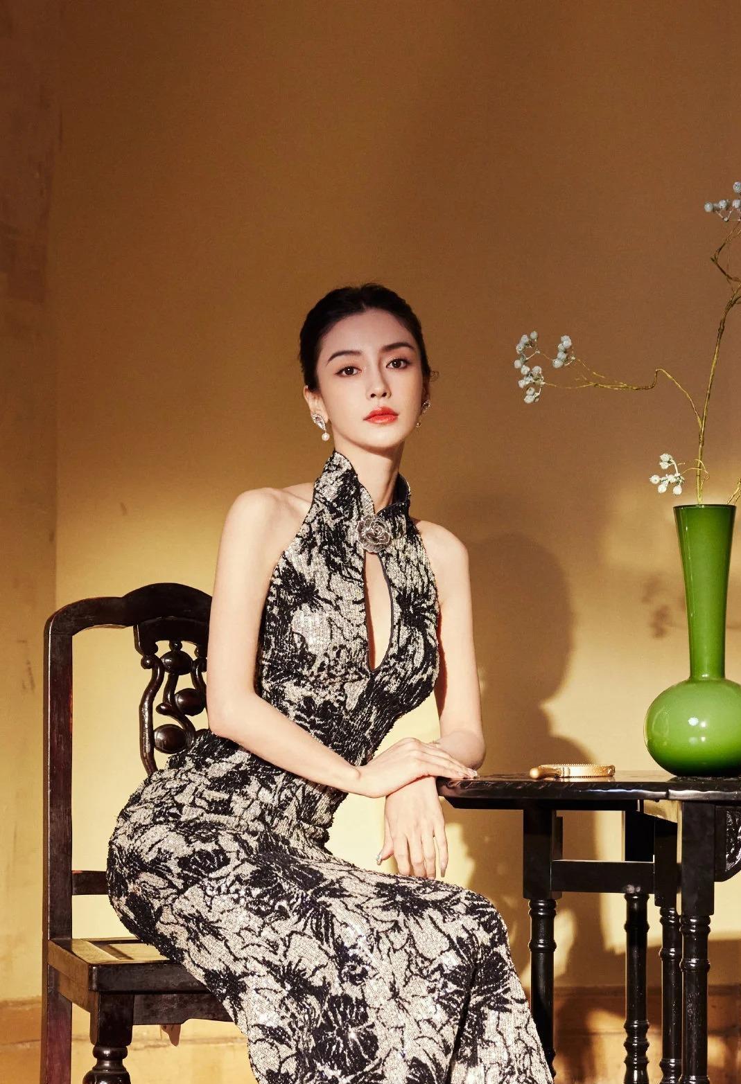 杨颖亮相上海时装周,身穿lefame高定的新中式旗袍造型超级加分,虽然