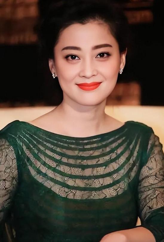 李小冉,闫学晶,刘琳等女明星,尽管长着精致的面孔,但她们自身的苦相让