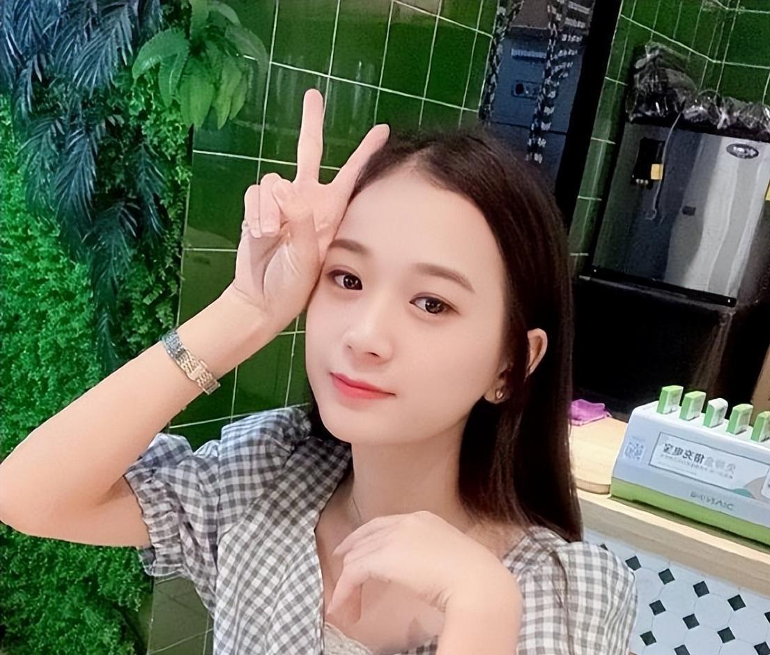 张曼如,1998年出生的广东湛江女孩,家境贫寒却心怀梦想.