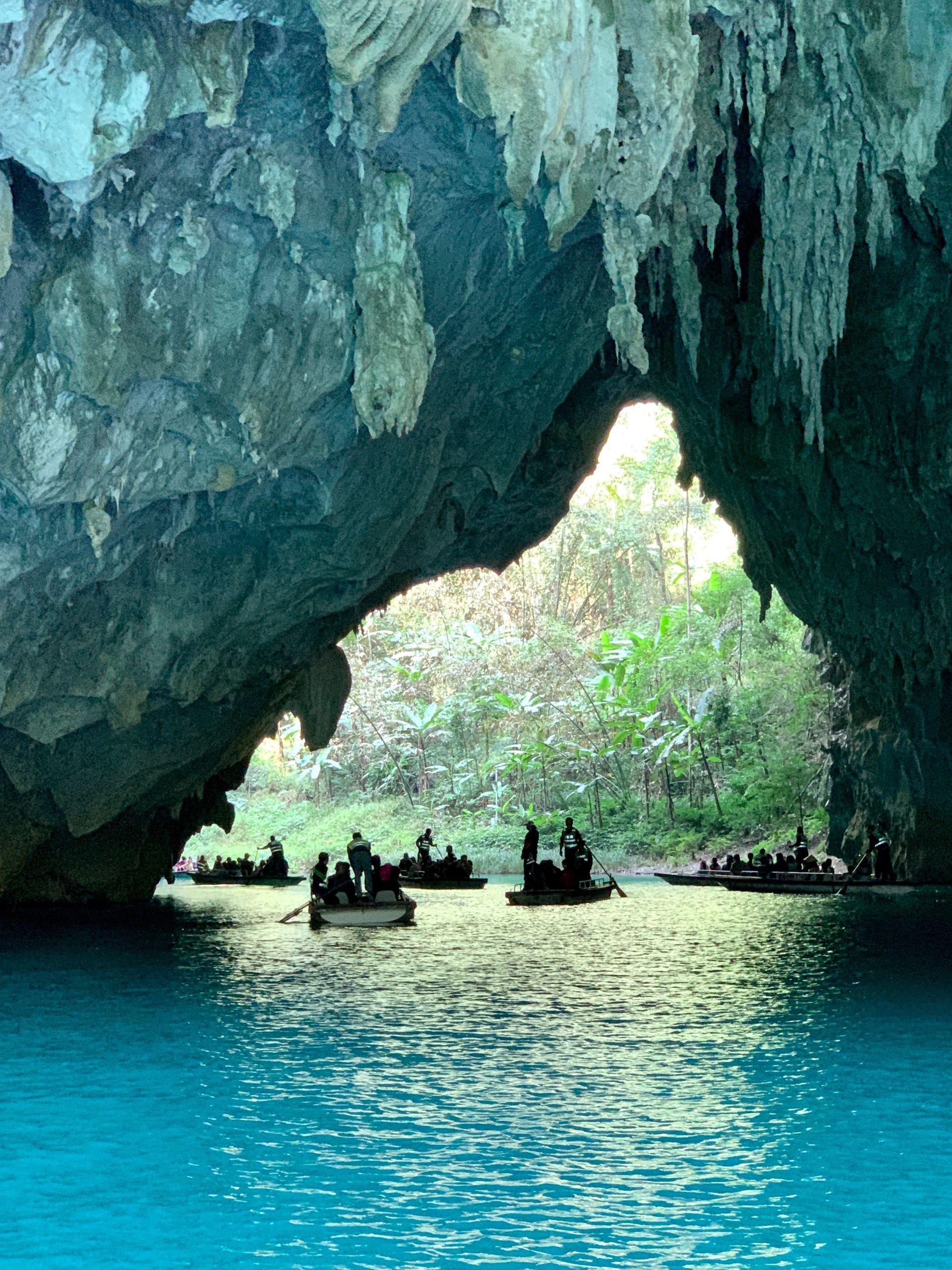 三门海:广西的宝藏之地 三门海,藏在广西的宝藏之地,如同一块闪耀的蓝