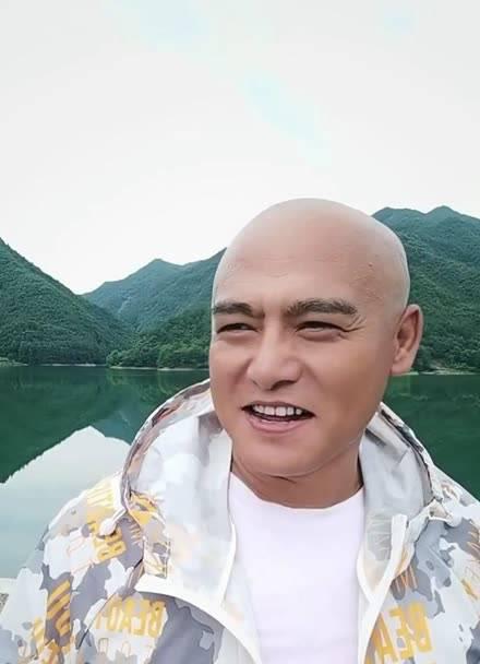 52岁"无天佛祖"黑子现状 黑子,本名张永刚,是娱乐圈知名的"反派专业户