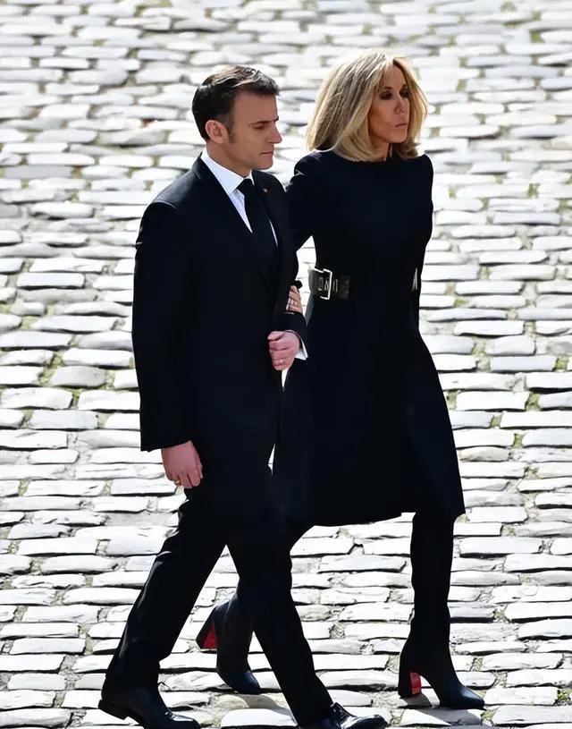 布丽吉特·马克龙:时尚典范,优雅诠释法国第一夫人的风采 在法国总统