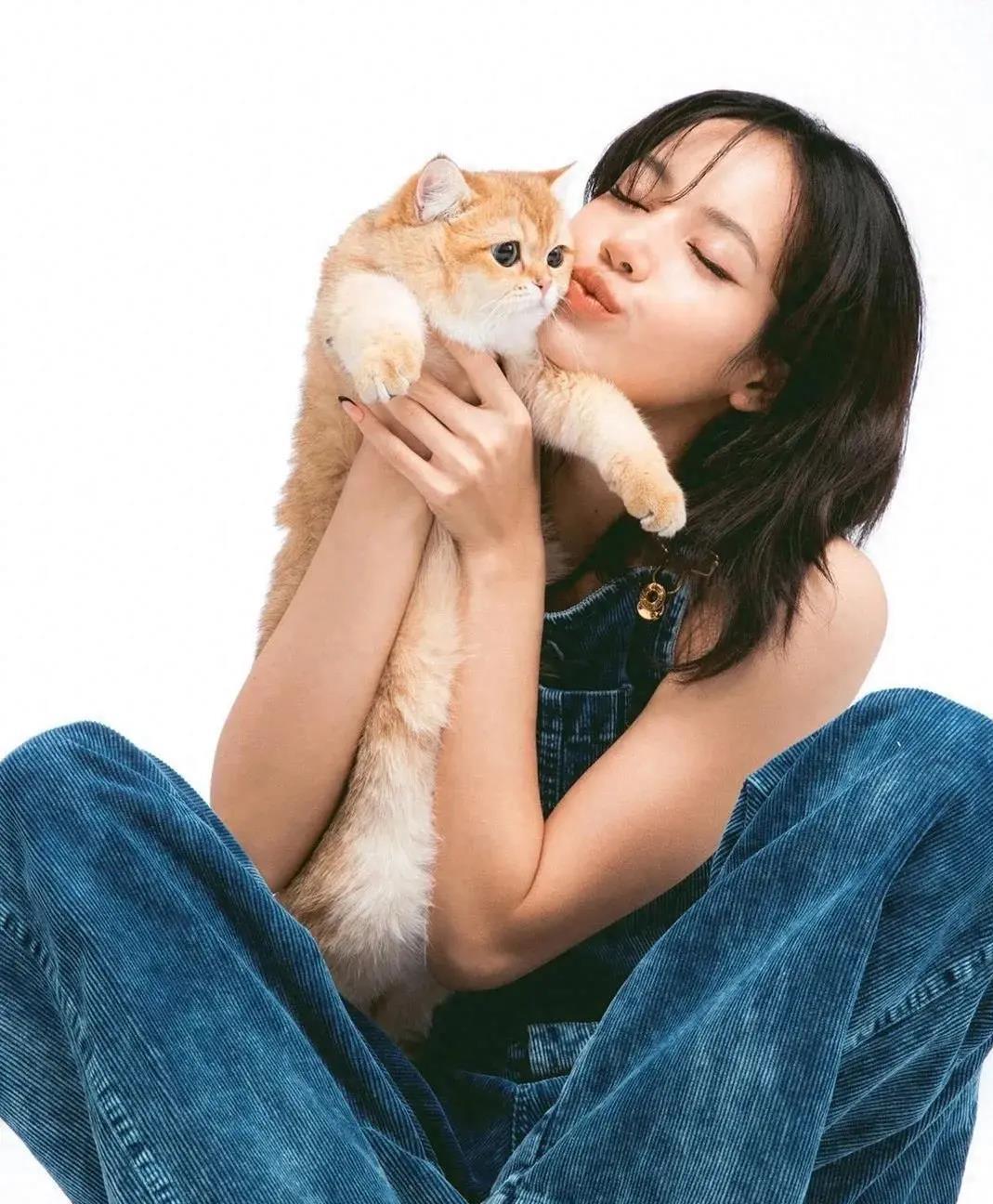 她不愧是全球巨星,是一个富有的年轻女孩,拥有这一切的lisa27岁!
