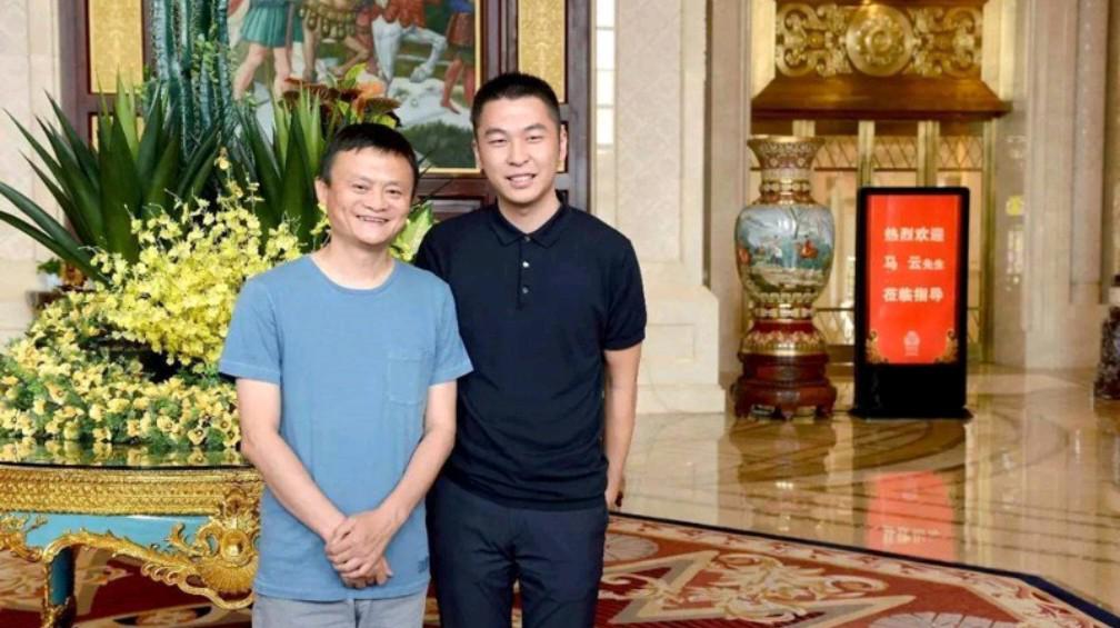 周立宸是海澜集团的董事长,毕业于清华大学,曾经做过投资公司,现在